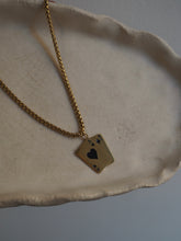 Cargar imagen en el visor de la galería, Collar As de corazones negros - Acero dorado 316L baño oro 18k