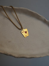 Cargar imagen en el visor de la galería, Collar As de corazones rojos - Acero dorado 316L baño oro 18k