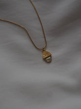 Cargar imagen en el visor de la galería, Collar BELLOTERA - Acero dorado 316L baño oro 18k
