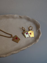 Cargar imagen en el visor de la galería, Collar As de corazones rojos - Acero dorado 316L baño oro 18k