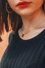 Cargar imagen en el visor de la galería, Collar letra (cadena y colgante, o sólo colgante) - Plata 925 baño oro 18K - Letras disponibles: A, B, D, E, T y Z