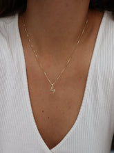 Cargar imagen en el visor de la galería, Charm letra con circonitas (sola o con cadena) • Plata 925 baño oro 18k • todas las letras disponibles