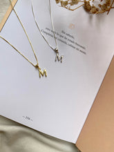 Cargar imagen en el visor de la galería, Charm letra con circonitas (sola o con cadena) • Plata 925 baño oro 18k • todas las letras disponibles