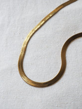Cargar imagen en el visor de la galería, Collar Magic (ancho 5mm) • Acero dorado 316L baño oro 18k