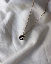 Cargar imagen en el visor de la galería, Cadena y colgante letra - Acero dorado 316L baño oro 18k - Varias letras disponibles