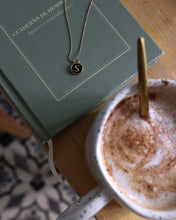 Cargar imagen en el visor de la galería, Cadena y colgante letra - Acero dorado 316L baño oro 18k - Varias letras disponibles