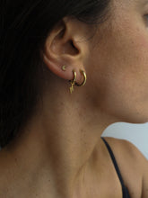Cargar imagen en el visor de la galería, Pendiente aro 12mm rayo - Acero dorado 316L baño oro 18K - par 22€ unidad 11,50€