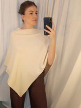 Cargar imagen en el visor de la galería, Poncho punto blanco roto