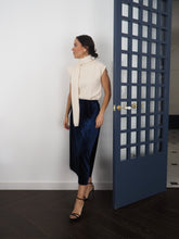 Cargar imagen en el visor de la galería, Falda velvet azul marino