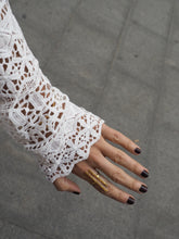 Cargar imagen en el visor de la galería, Blusa guipur blanca - Talla S, M y L (PREVENTA, DISPONIBLE PARA ENVÍO/TIENDA FÍSICA 17 ABRIL)