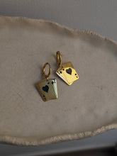 Cargar imagen en el visor de la galería, Pendiente aro As de corazones negros - Acero dorado 316L baño oro 18k - par 25€ unidad 13€