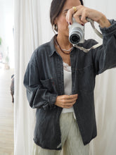 Cargar imagen en el visor de la galería, Camisa vaquera vintage Levis - tono gris oscuro lavado