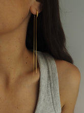 Cargar imagen en el visor de la galería, Pendiente cadena 13,5cm · Acero dorado 316L baño oro 18k · par 25€ unidad 13€