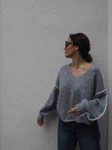 Jersey gris escote pico