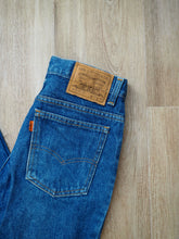 Cargar imagen en el visor de la galería, Levis vintage - Modelo etiqueta naranja W28 L34 - Talla estimada 34/36