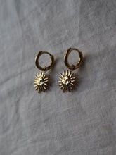 Cargar imagen en el visor de la galería, Pendiente aro 12mm Amón Ra - Acero dorado 316L baño oro 18K - par 22€ unidad 11,50€
