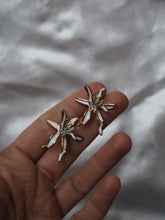 Cargar imagen en el visor de la galería, Pendientes flor esmaltada - Edición limitada - Acero dorado 316L baño oro 18k