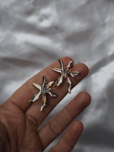 Pendientes flor esmaltada - Edición limitada - Acero dorado 316L baño oro 18k