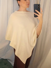 Cargar imagen en el visor de la galería, Poncho punto blanco roto