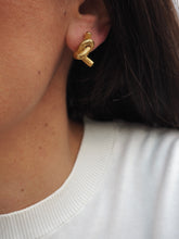 Cargar imagen en el visor de la galería, Pendientes Gabrielle EDICIÓN LIMITADA · Acero 316L baño oro 18k