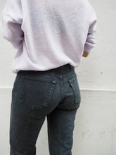 Cargar imagen en el visor de la galería, Levis vintage negro - Modelo 501 botones - Talla estimada 38/40