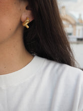 Cargar imagen en el visor de la galería, Pendientes Gabrielle EDICIÓN LIMITADA · Acero 316L baño oro 18k