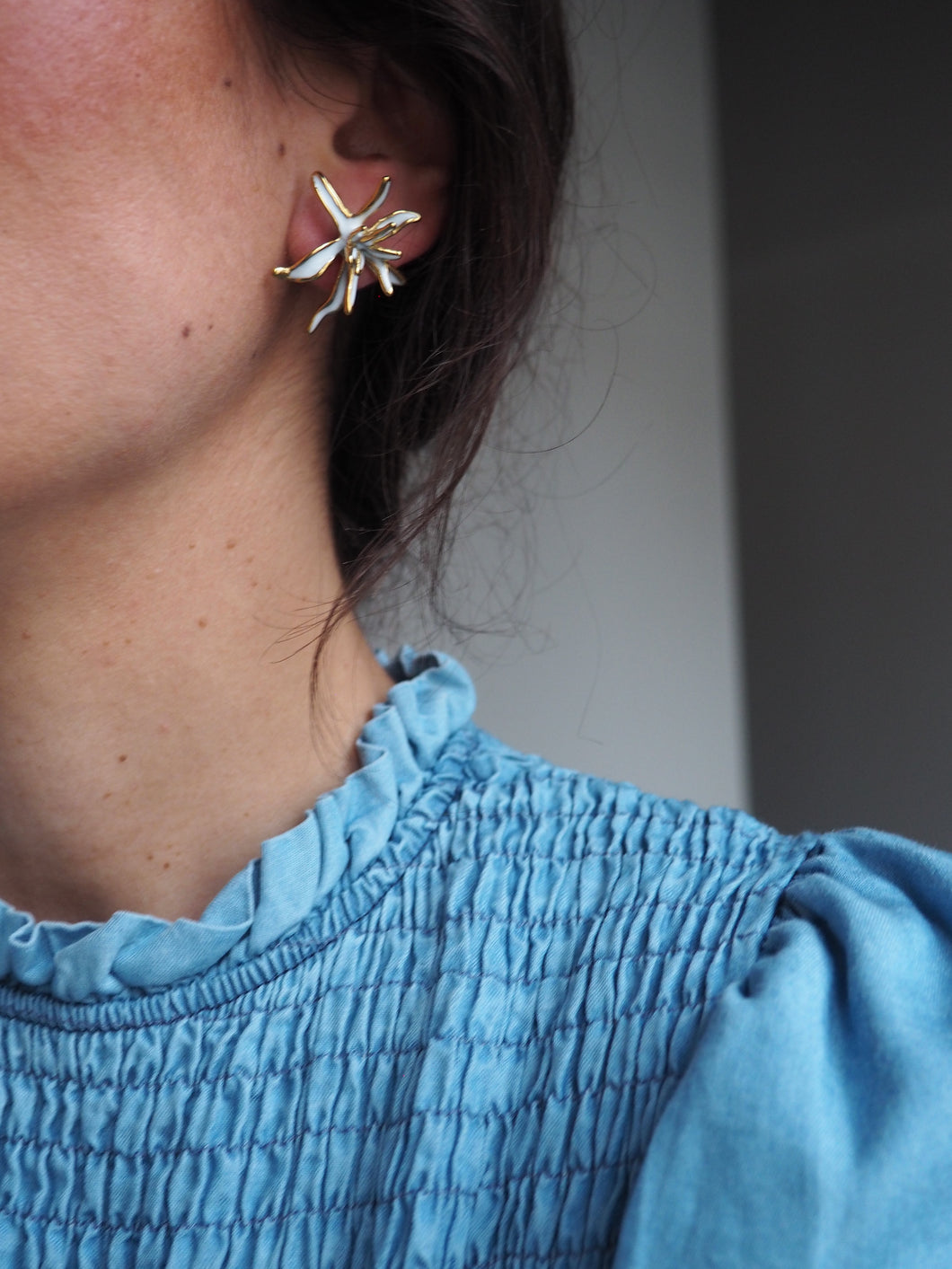 Pendientes flor esmaltada - Edición limitada - Acero dorado 316L baño oro 18k