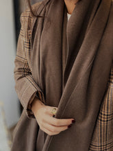 Cargar imagen en el visor de la galería, Bufanda lisa marrón taupe