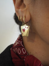 Cargar imagen en el visor de la galería, Pendiente aro As de corazones rojos - Acero dorado 316L baño oro 18k - par 25€ unidad 13€