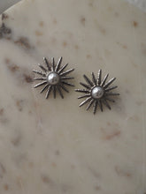 Cargar imagen en el visor de la galería, Pendientes Sol - Acero 316L baño plata rodiada