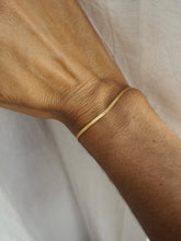Cargar imagen en el visor de la galería, Pulsera mini Magic 2mm - Acero dorado 316L baño oro 18k