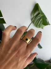 Cargar imagen en el visor de la galería, Anillo Carmela Ónyx - Acero dorado 316L baño oro 18K - Talla 12, 14 y 16