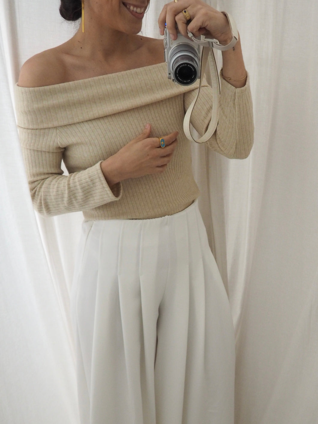 Camiseta cuello bardot beige