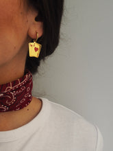 Cargar imagen en el visor de la galería, Pendiente aro As de corazones rojos - Acero dorado 316L baño oro 18k - par 25€ unidad 13€