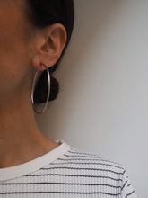 Cargar imagen en el visor de la galería, Pendientes aros 60 mm · Acero 316L baño plata rodiada