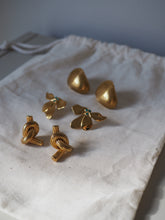 Cargar imagen en el visor de la galería, Pendientes Charlotte EDICIÓN LIMITADA · Acero 316L baño oro 18k