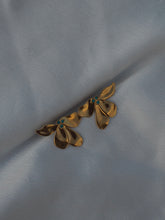 Cargar imagen en el visor de la galería, Pendientes Lilou circonita azul· Acero 316L baño oro 18k