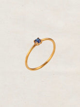 Cargar imagen en el visor de la galería, Anillo solitario circonita zafiro  - Acero dorado 316L baño oro 18k - Talla 12 y 16