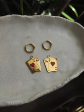 Cargar imagen en el visor de la galería, Pendiente aro As de corazones rojos - Acero dorado 316L baño oro 18k - par 25€ unidad 13€