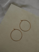 Cargar imagen en el visor de la galería, Pendiente aro fino 29mm - Acero 316L baño oro 18k - par 15€ unidad 8€