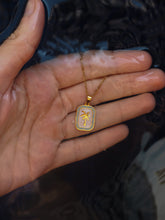 Cargar imagen en el visor de la galería, Collar Hotel California - Acero dorado 316L baño oro 18k