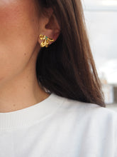 Cargar imagen en el visor de la galería, Pendientes Lilou circonita azul· Acero 316L baño oro 18k