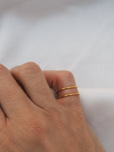 Cargar imagen en el visor de la galería, Anillo Emma - Acero dorado 316L baño oro 18K- Talla 8/9 especial meñique o falange