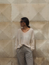 Cargar imagen en el visor de la galería, Jersey beige escote pico