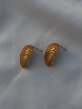 Cargar imagen en el visor de la galería, Pendientes Charlotte EDICIÓN LIMITADA · Acero 316L baño oro 18k