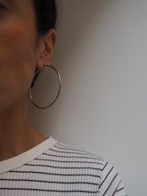 Cargar imagen en el visor de la galería, Pendientes aros 60 mm · Acero 316L baño plata rodiada