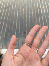 Cargar imagen en el visor de la galería, Anillo Amelia - Acero plateado 304L baño plata - Talla adaptable de 14 a 17