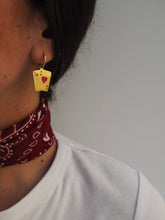 Cargar imagen en el visor de la galería, Pendiente aro As de corazones rojos - Acero dorado 316L baño oro 18k - par 25€ unidad 13€