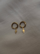 Cargar imagen en el visor de la galería, Pendiente aro 12mm rayo - Acero dorado 316L baño oro 18K - par 22€ unidad 11,50€