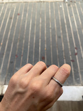 Cargar imagen en el visor de la galería, Anillo Amelia - Acero plateado 304L baño plata - Talla adaptable de 14 a 17